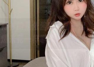 拿着白衬衫的是依酱吖，图一出，福利就像爆米花一样噼里啪啦冒出来！