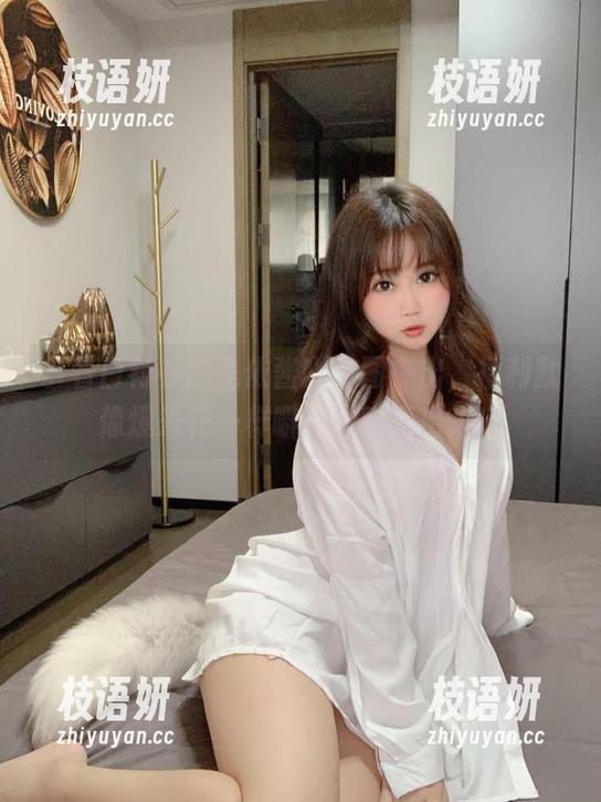 拿着白衬衫的是依酱吖，图一出，福利就像爆米花一样噼里啪啦冒出来！