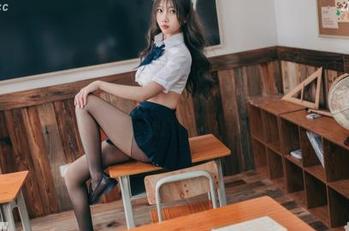 最新杏仁曲奇海边自拍：这里的空气都开始变得不一样了，快看过来！