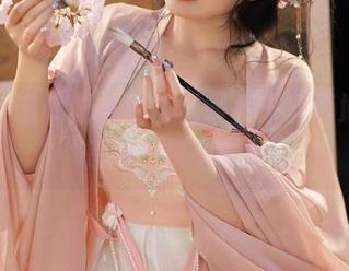 照片一眼就让人相信桃暖酱来自西域，真是绝无仅有呢。