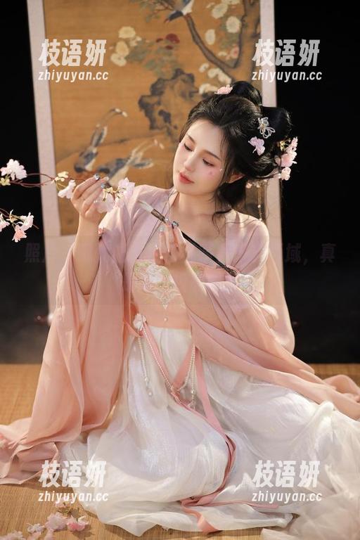 照片一眼就让人相信桃暖酱来自西域，真是绝无仅有呢。