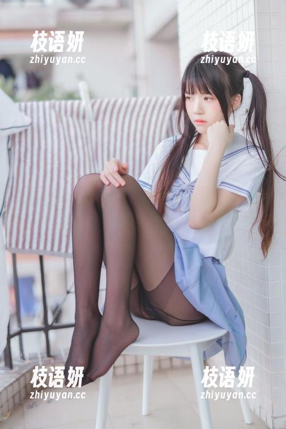 私拍美图的桜桃喵，红裙子一晃，连我都想披上去堆雪人了，哈哈！