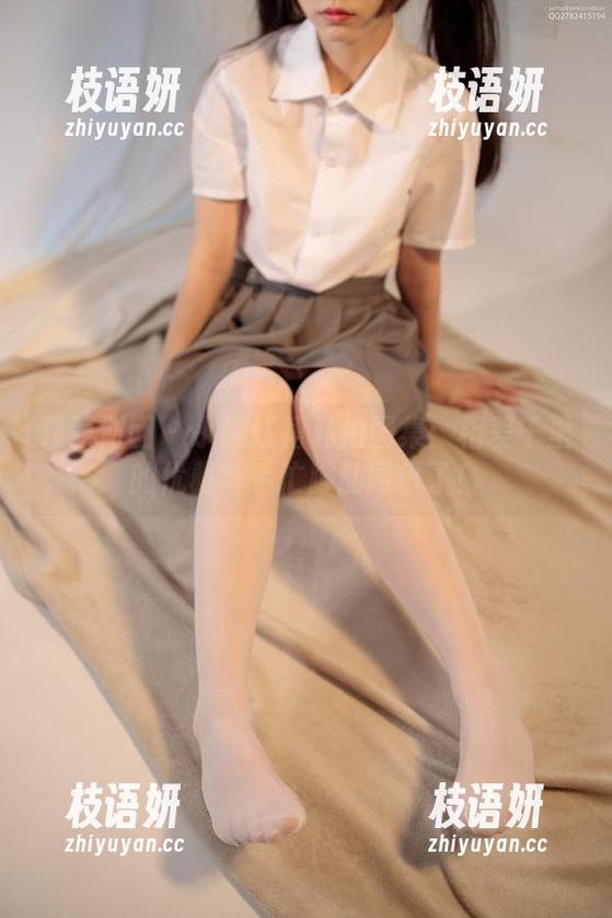 森萝财团 - 小樱红裙私拍图集：相差千里的优雅与手忙脚乱同框了！