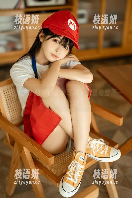 樱井宁宁的泳池定制写真，水里有啥不一样的波动呢？