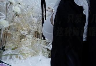 海边的洛璃LoLiSAMA，只发了几张美图，对着浪潮畅想更新，这种筛选眼光真不错。