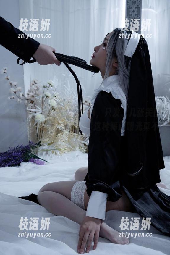 海边的洛璃LoLiSAMA，只发了几张美图，对着浪潮畅想更新，这种筛选眼光真不错。