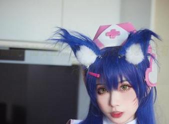 在线看清颜颜子的女巫照片，我在想：她有没有自己试过咒语？