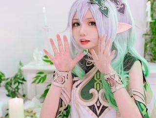 爆机少女喵小吉最新图片，足球场的背影让人琢磨，是在踢球，还是在追梦？