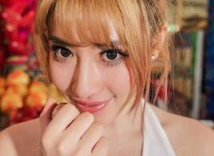 爱丝 – 拍网袜的何冉，分享她的创造力，服装搭配没她来的刺激。