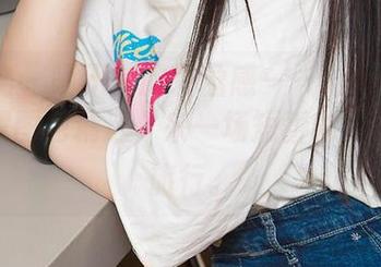 爱尤物 – 晒不完的轻盈感——anna苏拉的白裙图包精选，来一场短暂的“时薄”旅行。