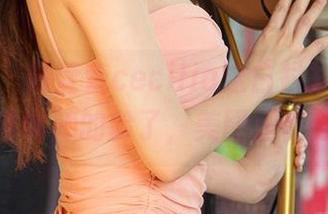 爱尤物 – 陆萱萱cecilia这白衬衫，我都快没看到她的脸了，美图正在抢戏。