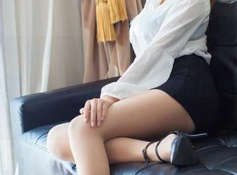 爱蜜社 – 莉莉Lily的图包分享：呃，我是不是把套装穿反了？大家帮我找找哪里不对！