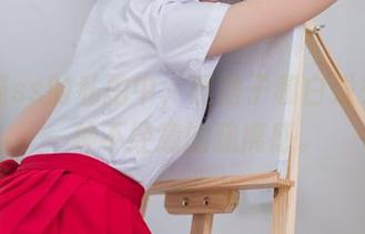 在疯猫ss的私拍中，黑裙子和白发交织成一种不经意的疏离感。