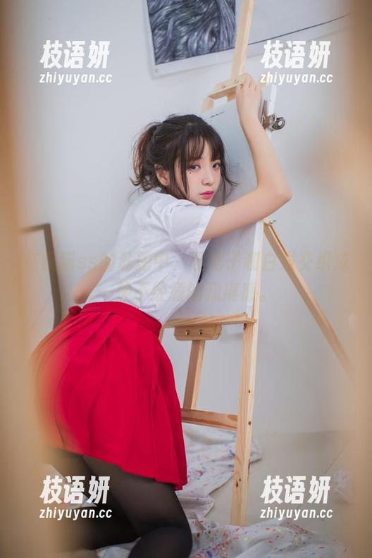 在疯猫ss的私拍中，黑裙子和白发交织成一种不经意的疏离感。