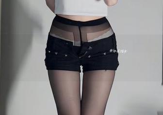 微密圈 – 白龙猫女最新力作：油光黑丝——看得我脑海里不断打转的感觉！