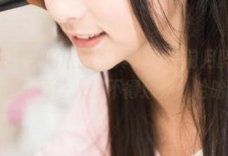 神楽坂真冬的最新写真集：花前月醉，迷人唇色真让人恨不得遮住，哈哈！