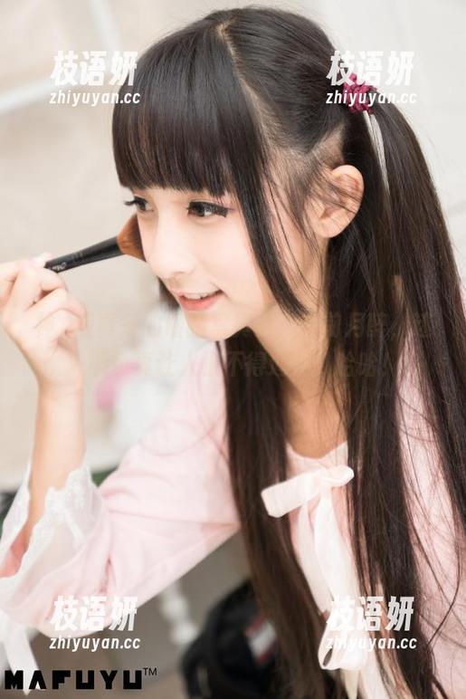 神楽坂真冬的最新写真集：花前月醉，迷人唇色真让人恨不得遮住，哈哈！