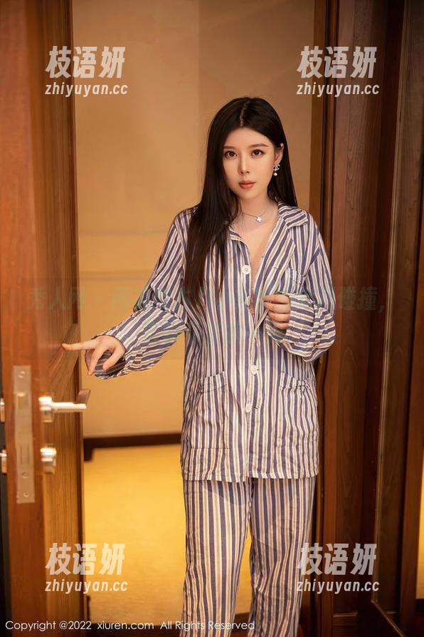 秀人网 - 网袜与古月小同学的定制碰撞，告别平淡的一天