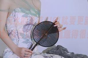 秀人网 – 玩水的夏茉GIGI就要更新图包，冲到泳池边就拍，随意得很！