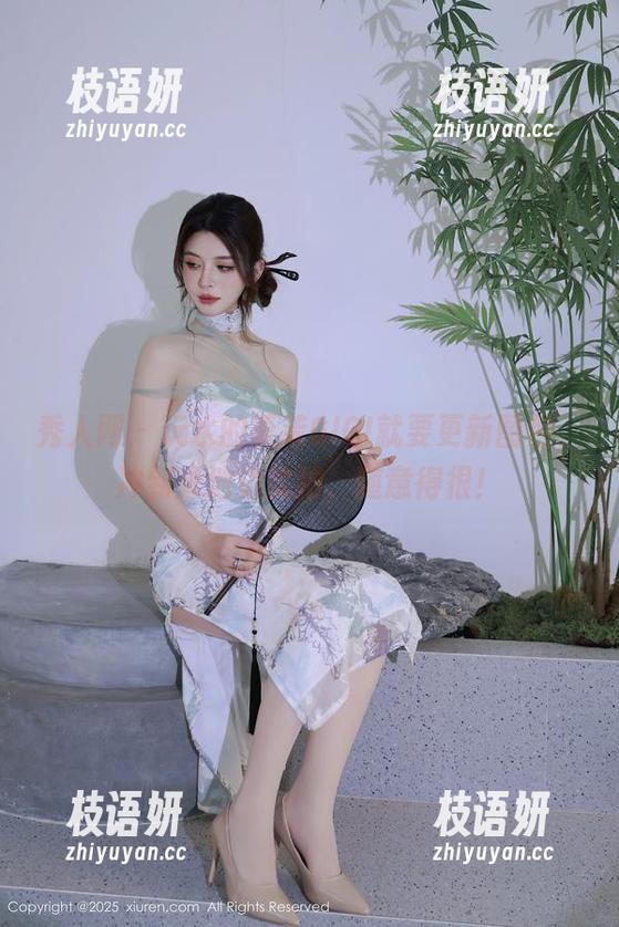 秀人网 - 玩水的夏茉GIGI就要更新图包，冲到泳池边就拍，随意得很！