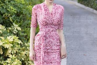 秀人网 – ‍“奶瓶土肥圆矮挫丑黑穷”套得有创意，短裙肉丝教你秀腿的全套原图，我们这些颜值党干着急！