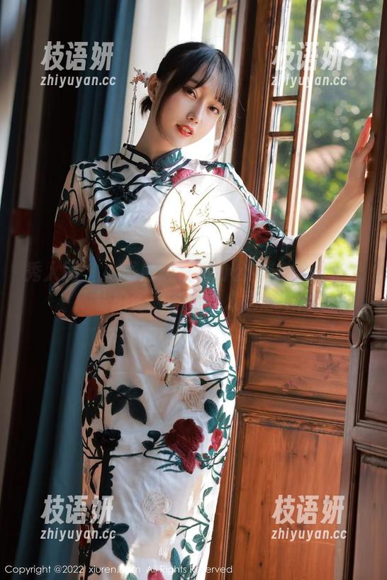 秀人网 - 小小白思宜在办公桌上摆摆姿势，私拍资源多到让人意想不到