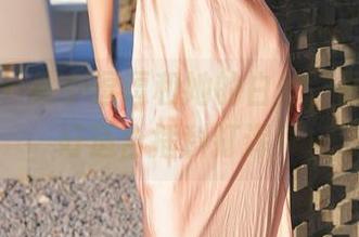 秀人网 – 是小逗逗和她的白丝，图片竟然好适合插科打诨！