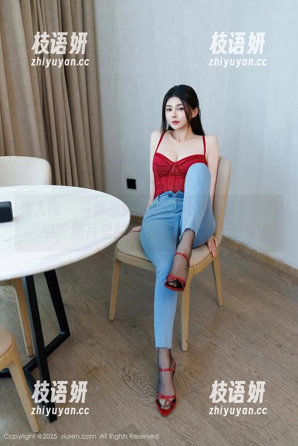 秀人网 - 写真系列：月酱儿在盛夏的微风中，照片里的凉意没那么显著嘛。