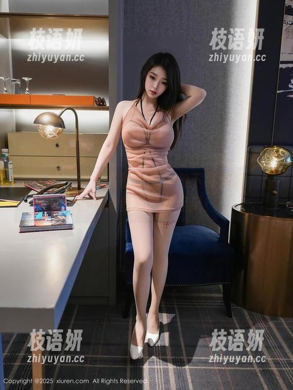 秀人网 - 李七喜的套图：放下高跟鞋，我们来点舒适的裸足风！