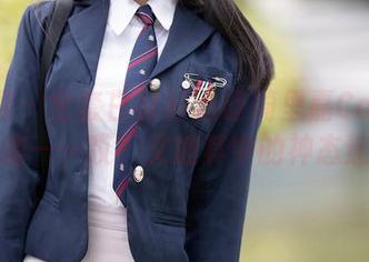 秀人网 – 全套白衬衫透@绮里嘉Carina的灵魂——哎？又被其中的神态迷住了