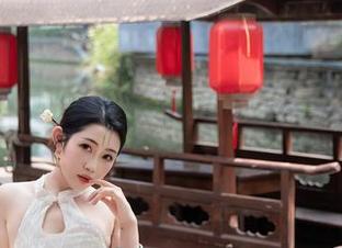 秀人网 – 绮里嘉Ula的私拍：白衬衫有多“随便”？