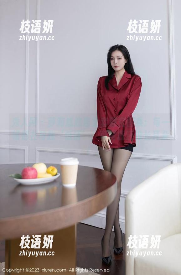 秀人网 - 萝莉悠悠酱全套镂空图集：每一幅都在与我‘低语’，可惜我还没长耳朵！