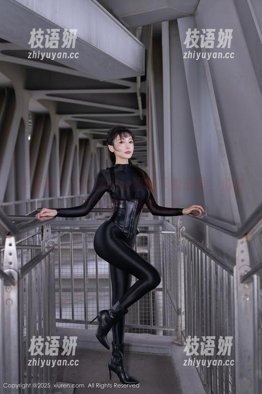 秀人网 - 雨儿酱eve眼镜下的迷雾，悄悄打开那个私拍图包