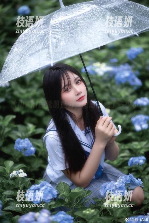 秋山AkI的透明魅力，图册里藏了多少小心机？