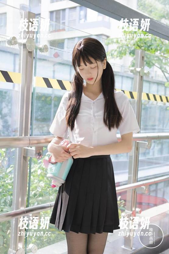 稚乖画册 - 赤西夜夜的网袜图包：一个穿越时空的腿部奇迹