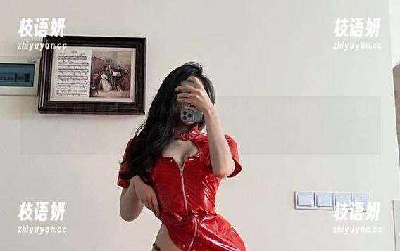 微密圈 - 原图来自“纪念小小v”的女仆作品，看似普通，却在玩味中透出小心机。