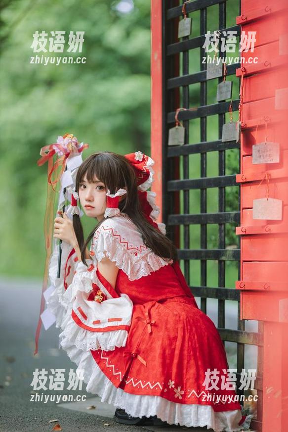 花柒Hana再现女仆风情，合集里的每个画像都好像在偷偷调皮？