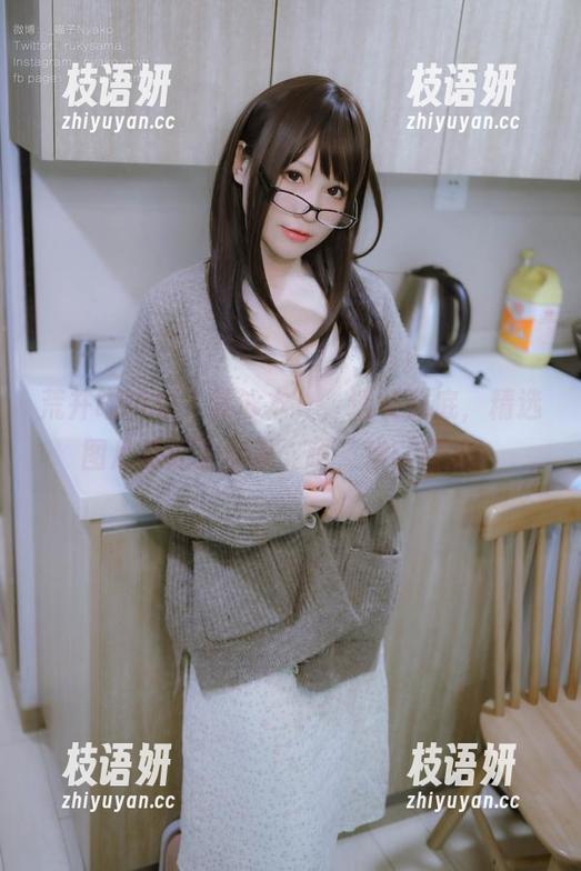 荒井喵喵的“竞泳本”，透明到底，精选图片总让人停留，唔，难以自拔。