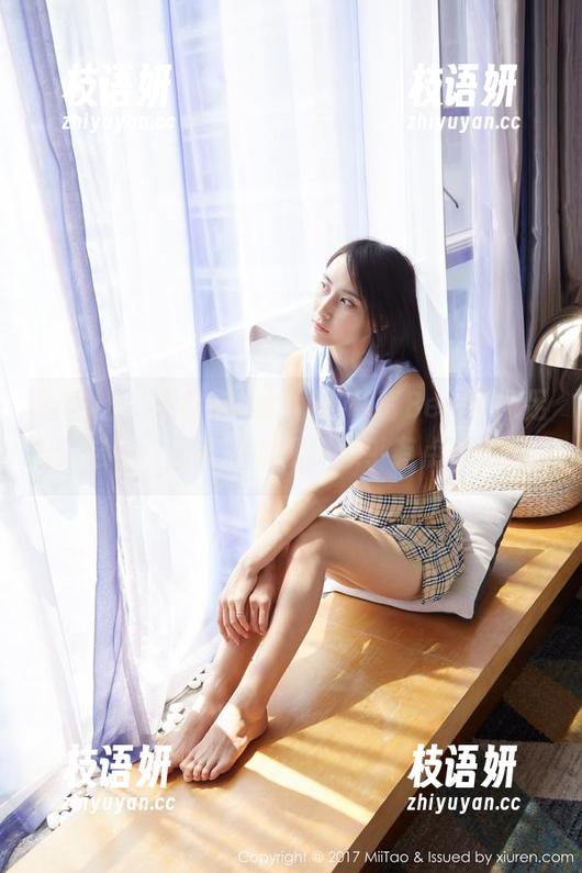 蜜桃社 - 不自觉地盯着小草莓Berry裸足，这种“无意”的视线似乎有点罪恶。