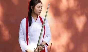 蜜桃社 – 铃木的旅拍，私拍图包好像在说“每个城市都有我失落的一角”。