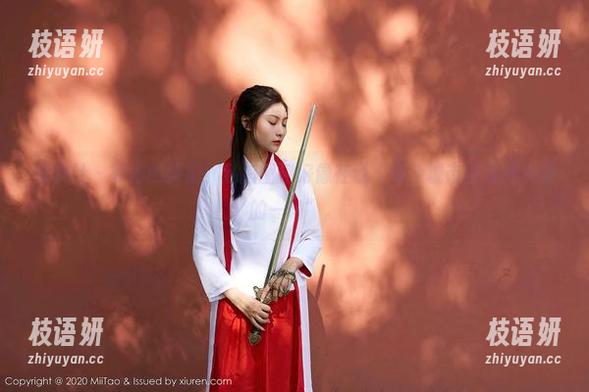 蜜桃社 - 铃木的旅拍，私拍图包好像在说“每个城市都有我失落的一角”。