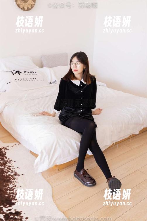 袜啵啵 - 小安的凉鞋无疑是个亮点，照片中的姿态档次不低，值得一瞧。