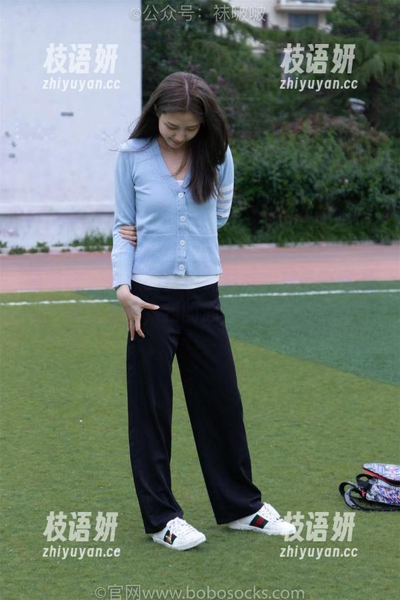 袜啵啵 - 小沫的白棉袜写真，袜子在这里成了主角，我的心却被引走了！