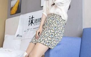 袜啵啵 – 小淳的银行制服写真，让你也想要在柜台前尬舞？