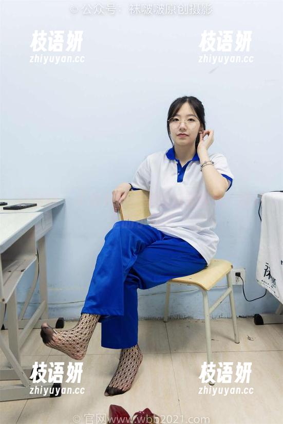 袜啵啵 - 小淳和她的黑白渐变丝袜：图片里的小秘密