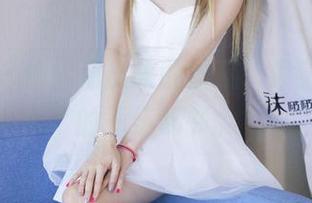 袜啵啵 – 偷偷溜出来的雪糕，最新照片里的干练秘书。