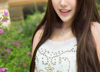 青豆客 – 照片中的张雨涵，眼神和“死库水”的颜色交相辉映，别有一番滋味。