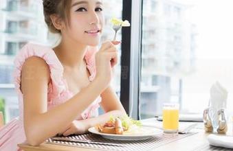 青豆客 – 王婉悠轻松驾驭白裙，图集下载给你满分灵感