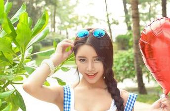 青豆客 – 不需要圣光，黄歆苑chobits的职业装照，真实感满满，太有意思了。