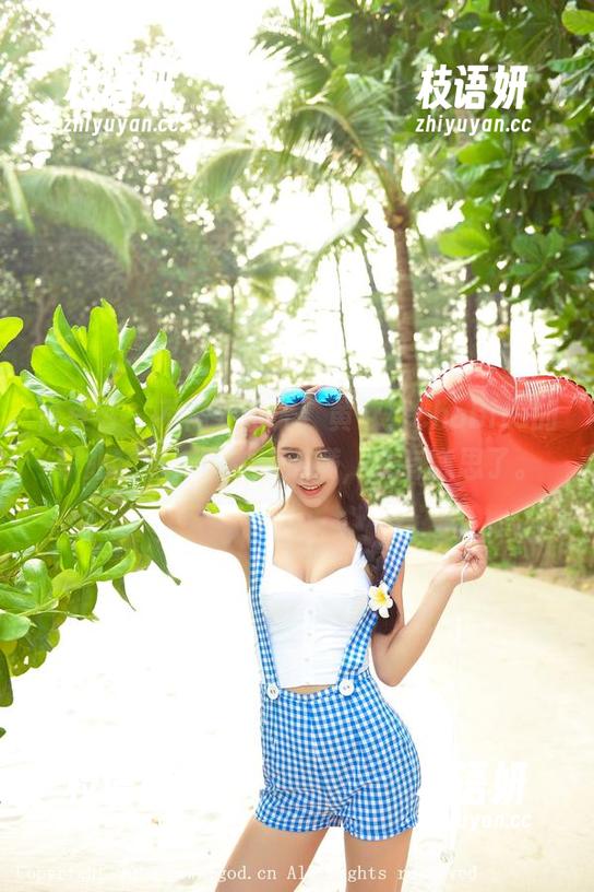 青豆客 - 不需要圣光，黄歆苑chobits的职业装照，真实感满满，太有意思了。